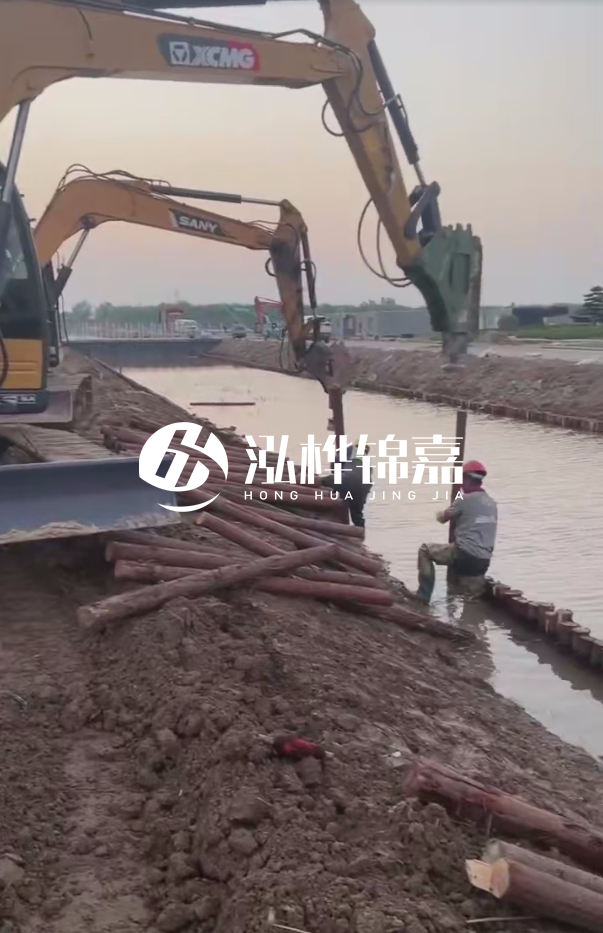 沈陽地基穩(wěn)定打松木樁施工-地基是打樁好還是灌樁好?