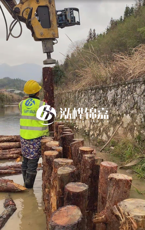 昆明市挖機打木樁專業施工-打松木樁3米的價格是多少？