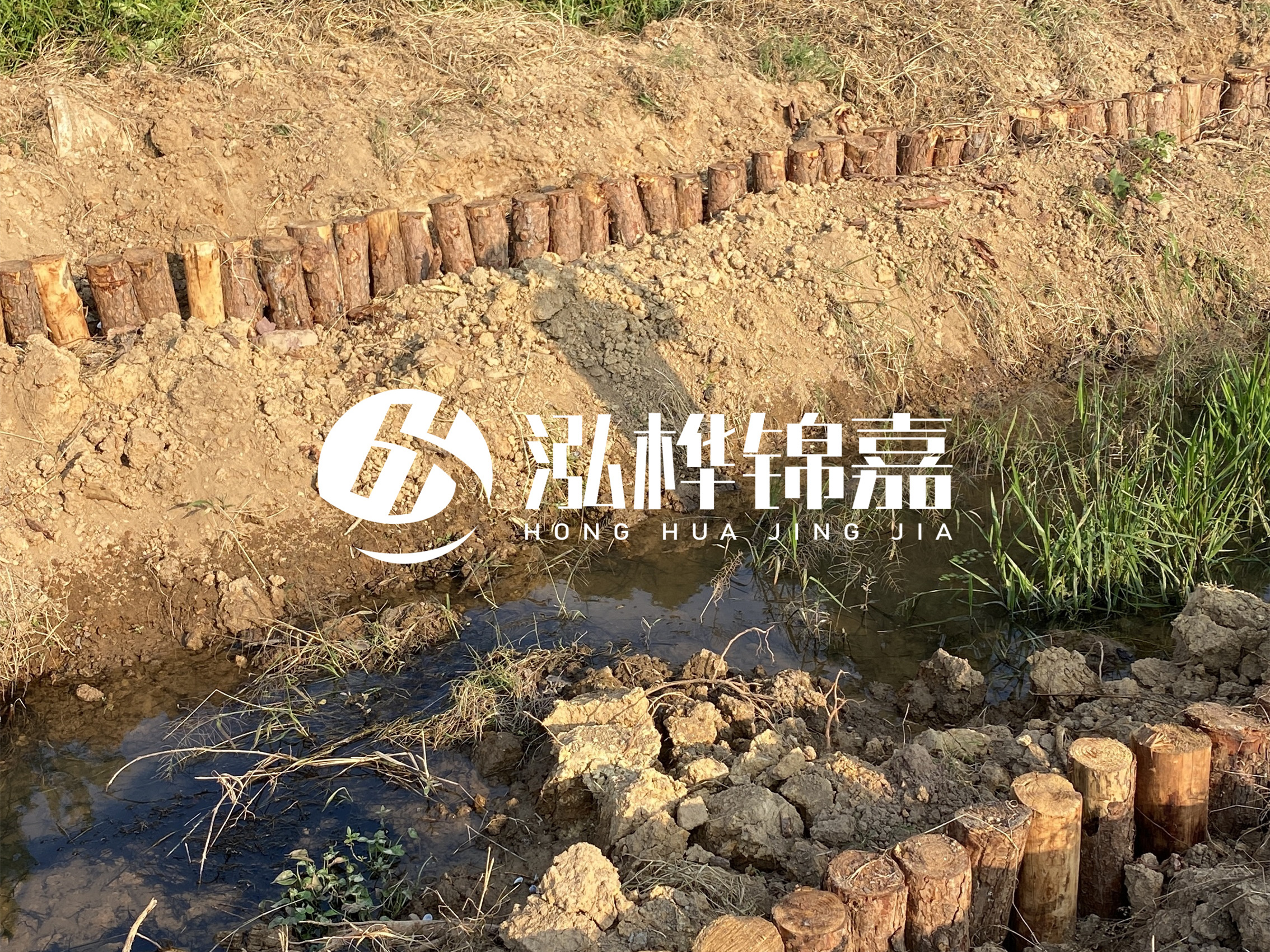 防汛木樁價格中的施工費如何計算？水下打樁和陸地打樁費用差異？