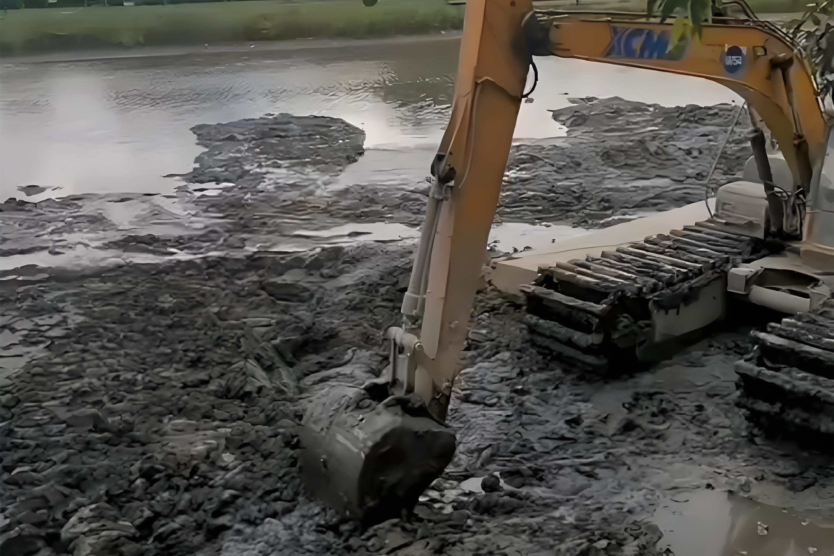 江西水挖清淤團(tuán)隊(duì)泓樺錦嘉-水上挖機(jī)清淤要避開汛期嗎?