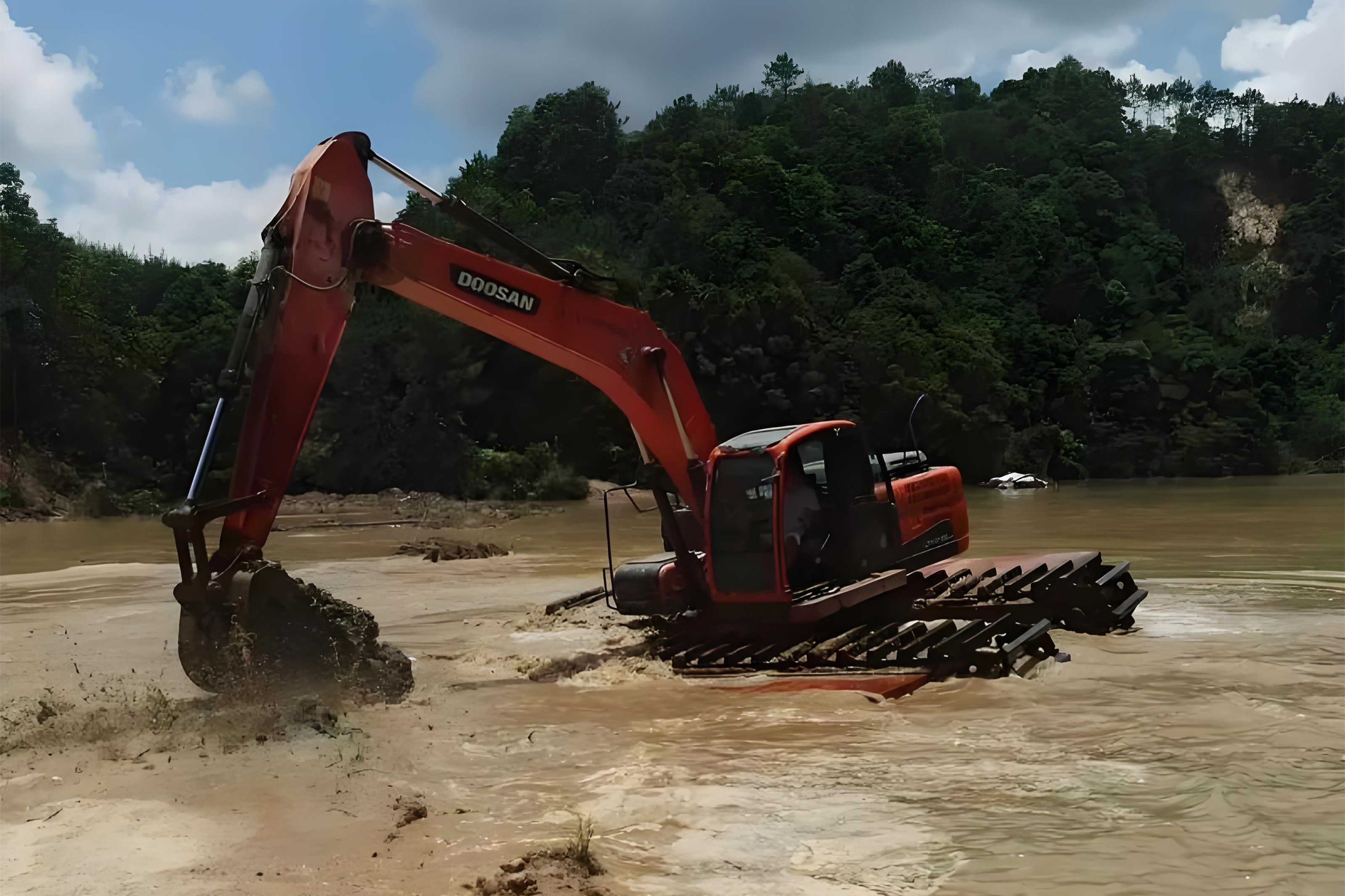 廣西柳州挖機清淤施工隊 - 沼澤清淤用長臂挖機還是短臂好？
