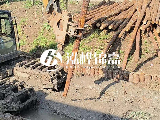 松木樁廠家泓樺錦嘉-原木松木樁的采購注意事項(xiàng)?